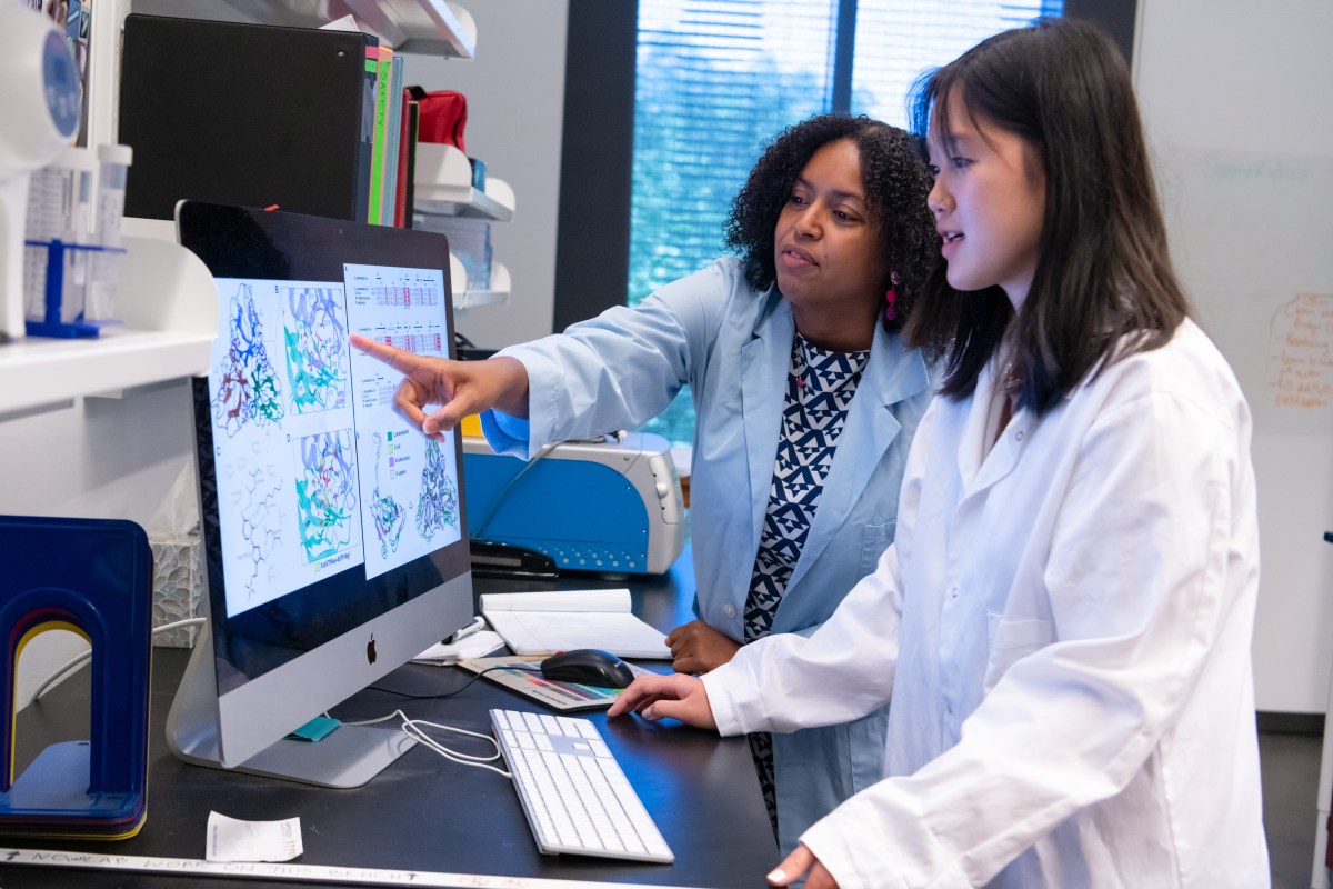Cottrell Scholar Krystle McLaughlin and her student Chi Nguyen using X-ray crystallography to study protein function in disease-causing bacteria.